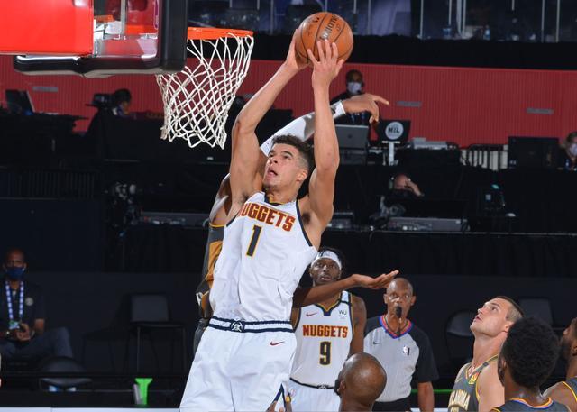  约基奇三双助掘金主场力克爵士