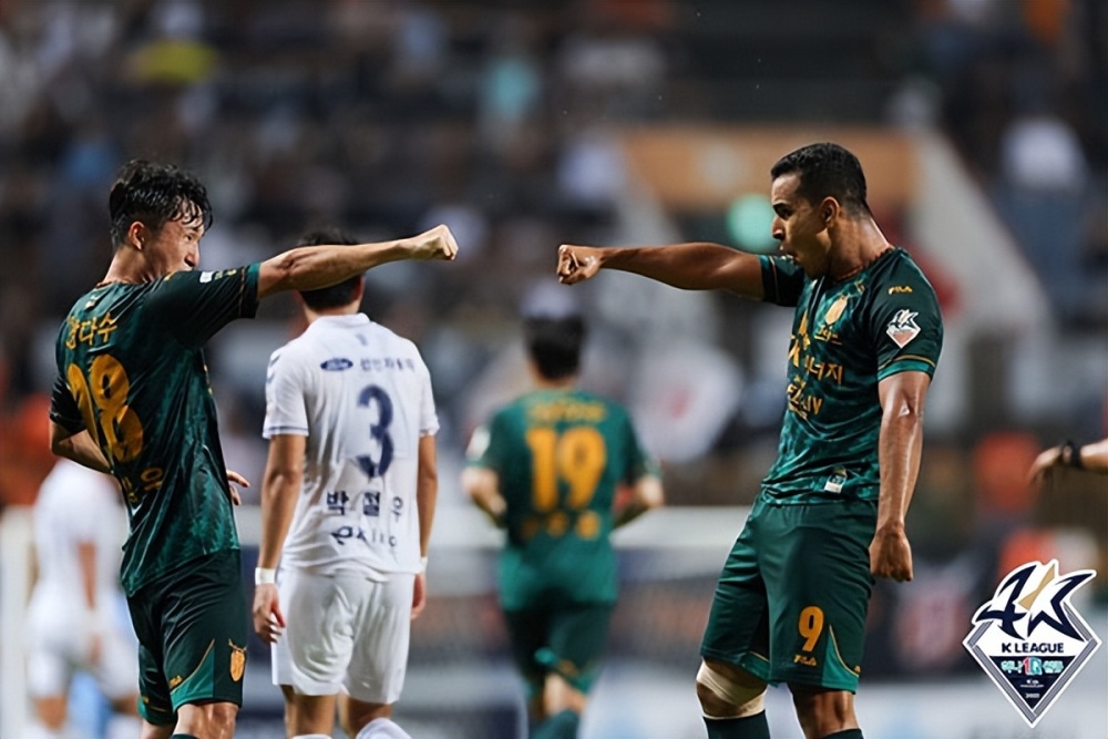  主帅战术调整见效，弱旅逼平领头羊