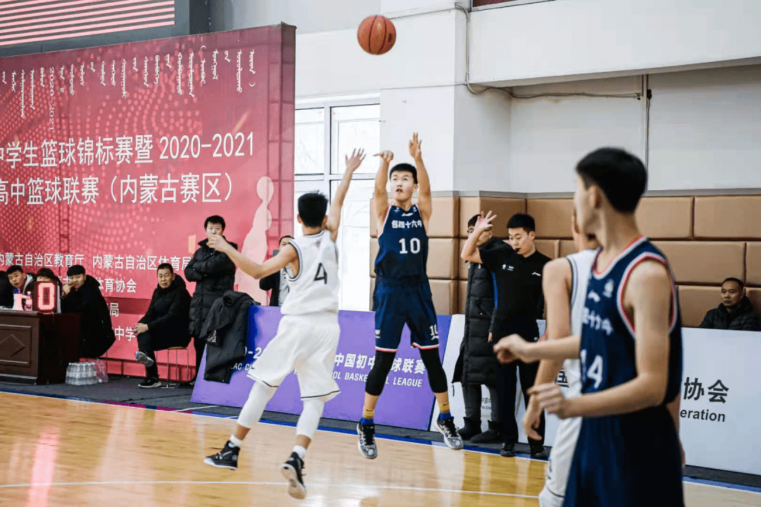  高中篮球联赛半决赛，北京四中险胜上海中学