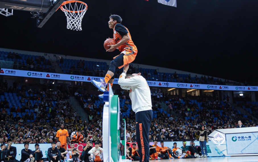  扣篮大赛惊艳全场，创意动作频现