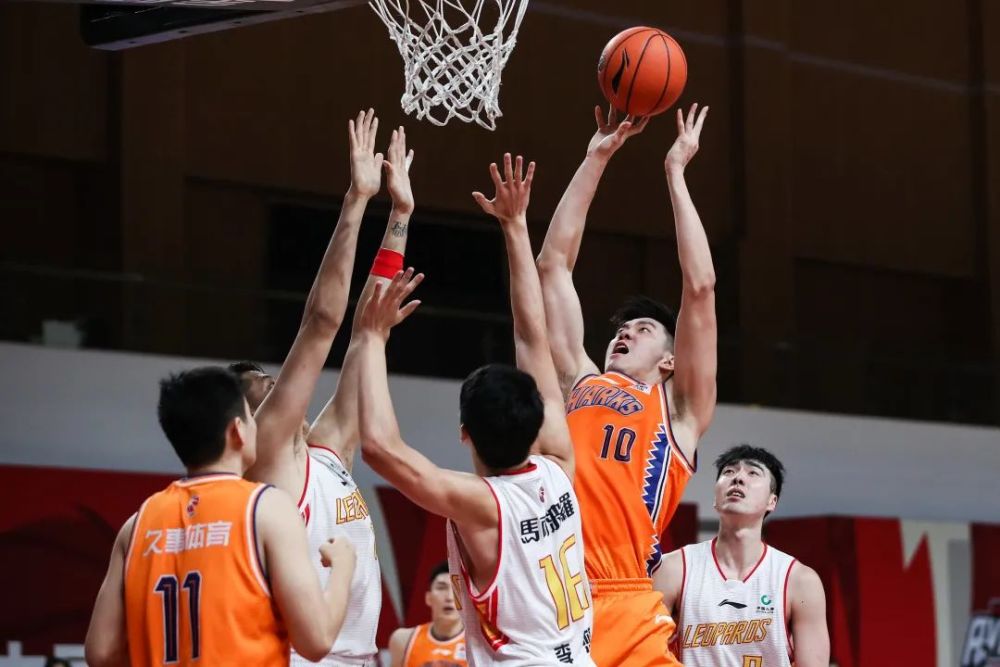  深圳马可波罗加时惜败于上海久事男篮