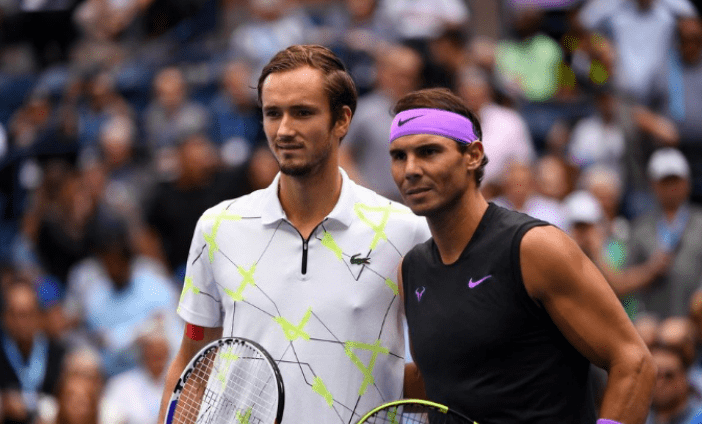  梅德韦杰夫鏖战五盘，苦战险胜挺进决赛