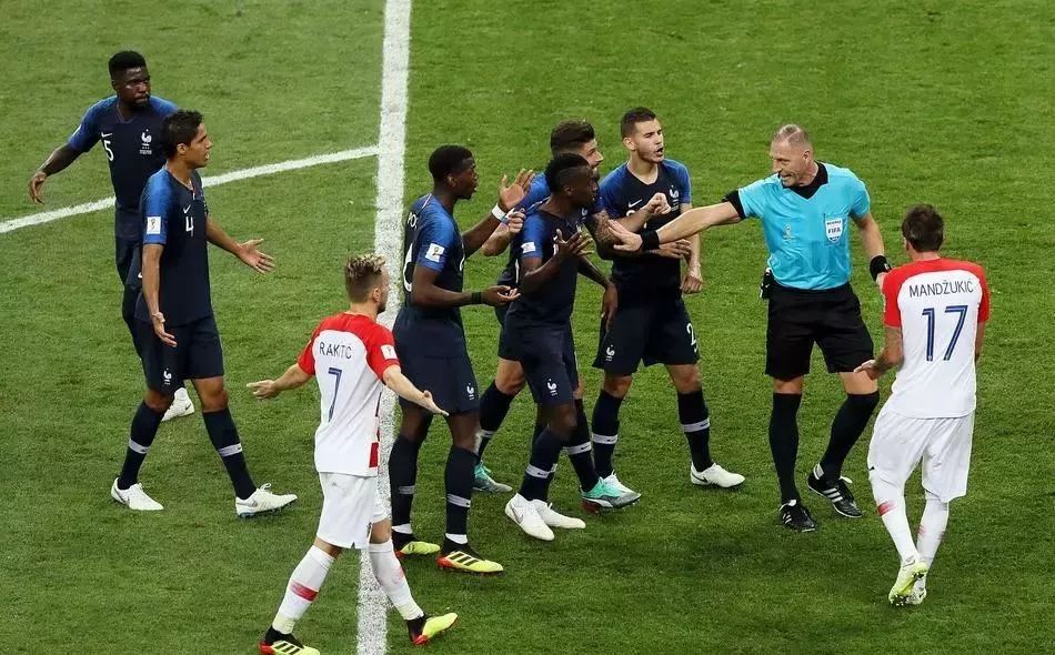  VAR技术改变比赛走向，争议判罚引发热议