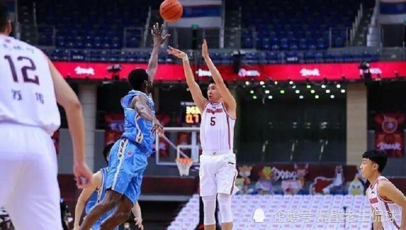  年轻教练运筹帷幄，战术革新激活球队潜能