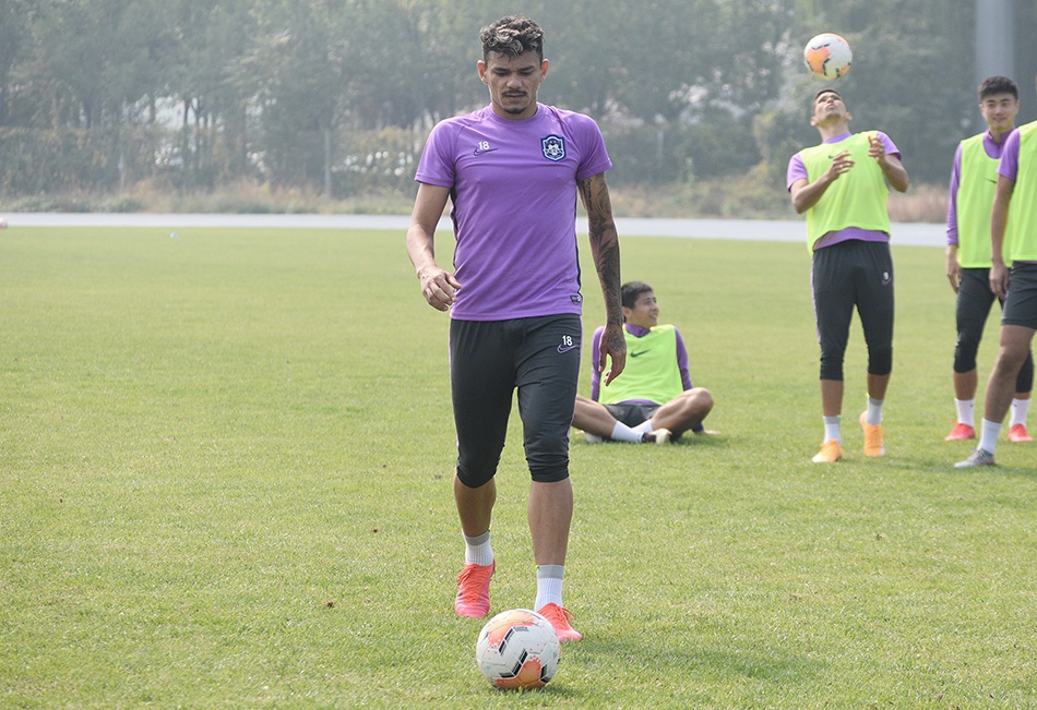  电竞选手刻苦训练备战国际大赛